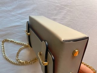 Bolso beige con cadena dorada