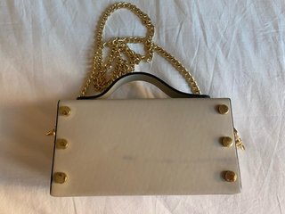 Bolso beige con cadena dorada