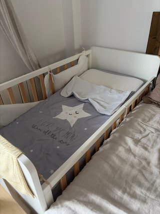 Cuna infantil y mueble