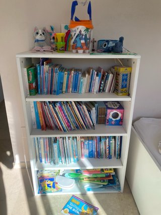 Estantería blanca para libros