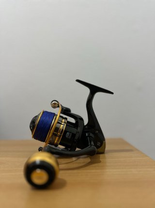 Carrete de pesca negro y dorado