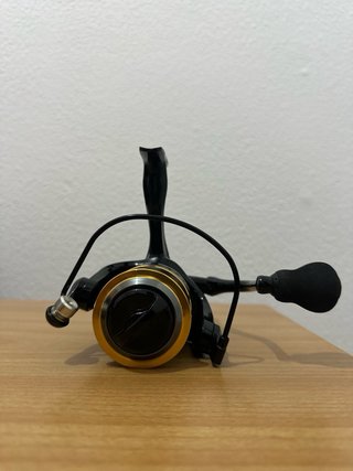 Carrete de pesca negro y dorado