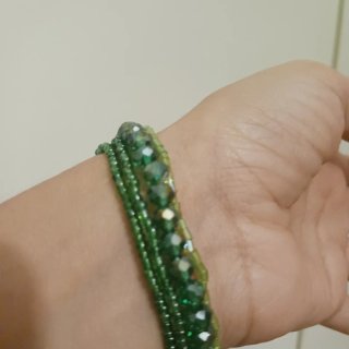 Pulsera de cuentas verdes con mariposa dorada