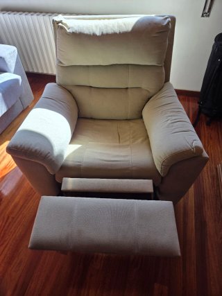 Butaca sofá reclinable con reposapiés beige