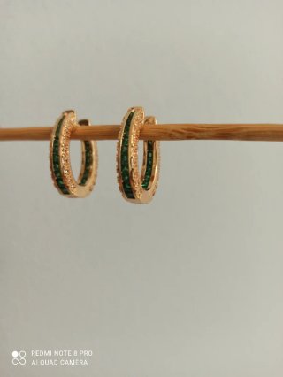 Aros chapados en oro con circonitas verdes