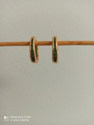 Aros chapados en oro con circonitas verdes