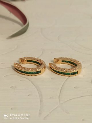 Aros chapados en oro con circonitas verdes
