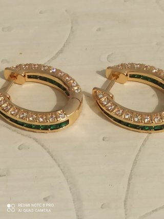 Aros chapados en oro con circonitas verdes
