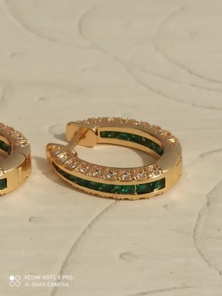 Aros chapados en oro con circonitas verdes