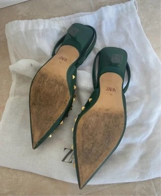 Zapatos Zara verdes con tachuelas doradas