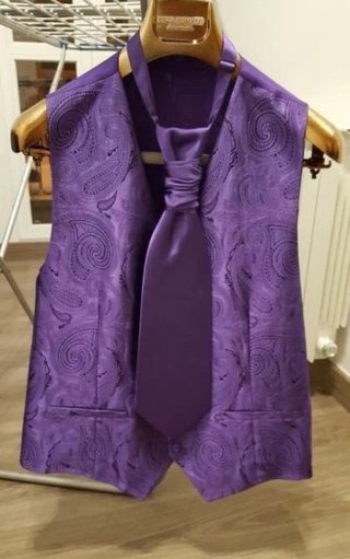 Traje Novio Enzo Romano Negro/Morado OPORTUNIDAD