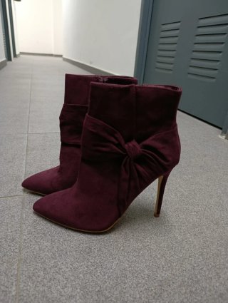Botines tacón lazo borgoña