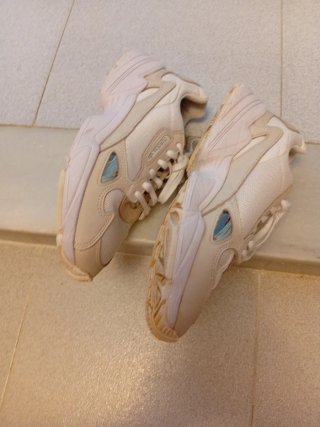 Tenis Adidas Beige y Blanco
