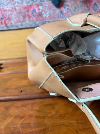 Bolso Bimba y Lola color beige de buena capacidad