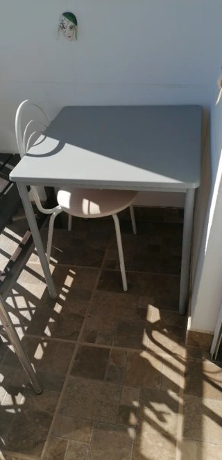Mesa gris metálica y de plástico
