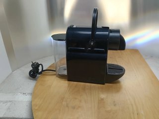 Cafetera Cápsulas DELONGHI Negra.