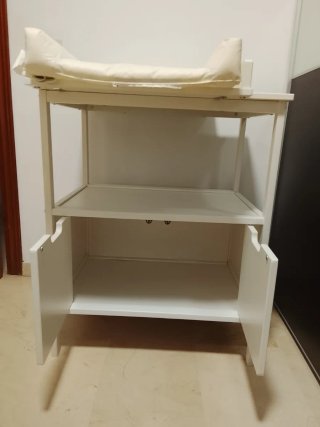 Cambiador bebé blanco con puertas.