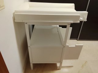 Cambiador bebé blanco con puertas.