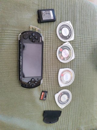 PSP 3000 Nero + 3 UMD + 8GB