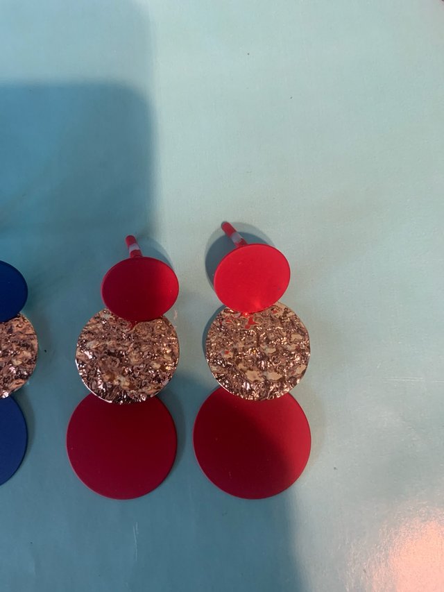 Pendientes dorados, rojos y azules