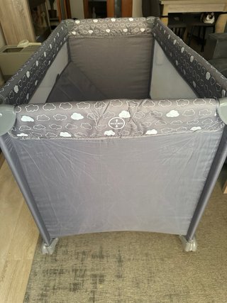 Cuna de viaje Olmitos gris.