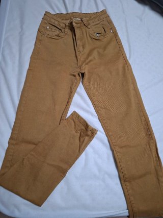 Pantalón pitillo mostaza talla XS