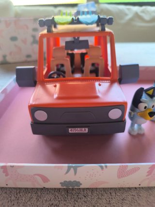 Coche de juguete Bluey con figuras