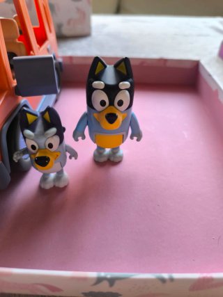 Coche de juguete Bluey con figuras