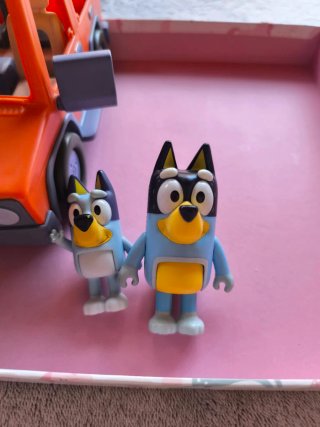 Coche de juguete Bluey con figuras