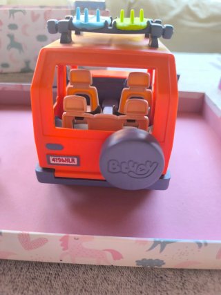 Coche de juguete Bluey con figuras