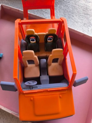 Coche de juguete Bluey con figuras