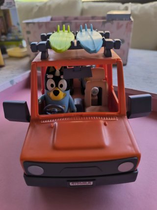 Coche de juguete Bluey con figuras