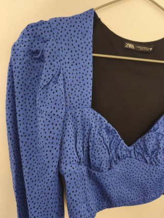 Top de Satén ZARA lunares azul manga larga