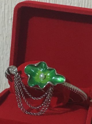 Pulsera plata esmaltada en verde con cadena