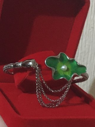 Pulsera plata esmaltada en verde con cadena