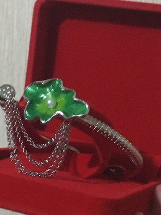 Pulsera plata esmaltada en verde con cadena