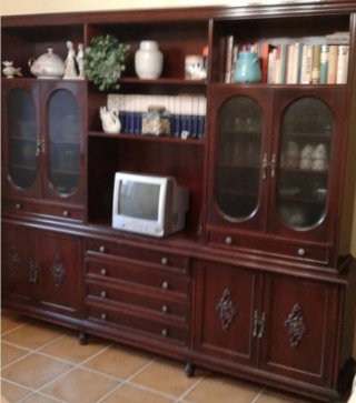 Mueble de salón clásico madera y cristal
