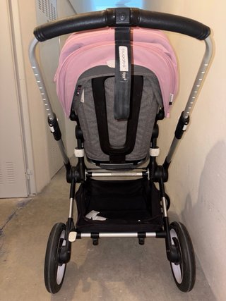 Bugaboo Fox 2 con capota rosa o azul.