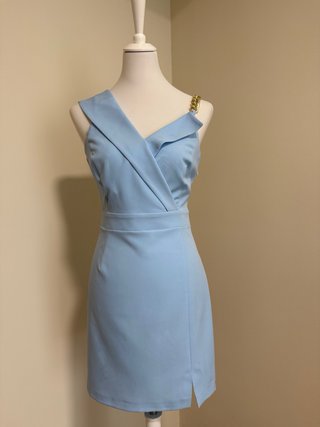 Vestido azul celeste con cadena dorada