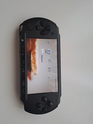 PSP Sony Negra + 2 Juegos + Cargador