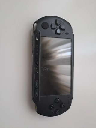 PSP Sony Negra + 2 Juegos + Cargador