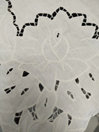 Tovaglia vintage ricamata a fiori 85x75