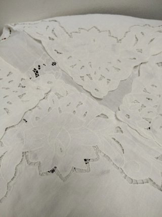 Tovaglia vintage ricamata a fiori 85x75