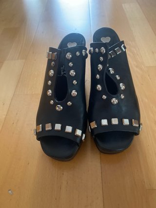 Sandalias Tacón Sarkany Negras Tachas