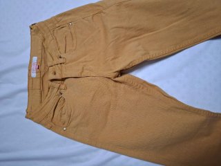 Pantalón pitillo mostaza talla 34 Marca inside