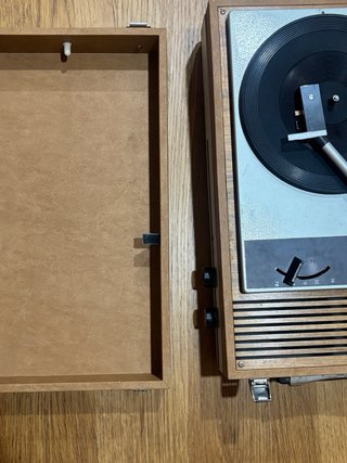 Giradischi vintage marrone e grigio