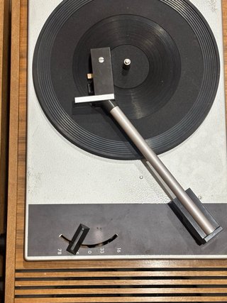 Giradischi vintage marrone e grigio