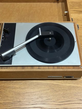 Giradischi vintage marrone e grigio