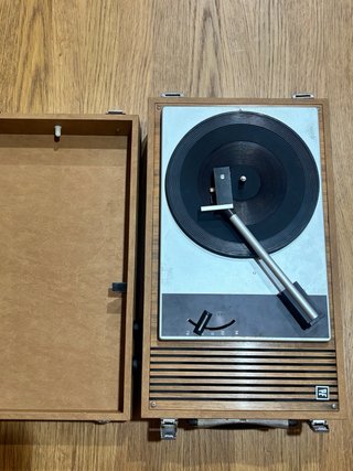 Giradischi vintage marrone e grigio