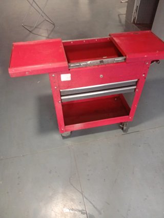 Carro de herramientas rojo